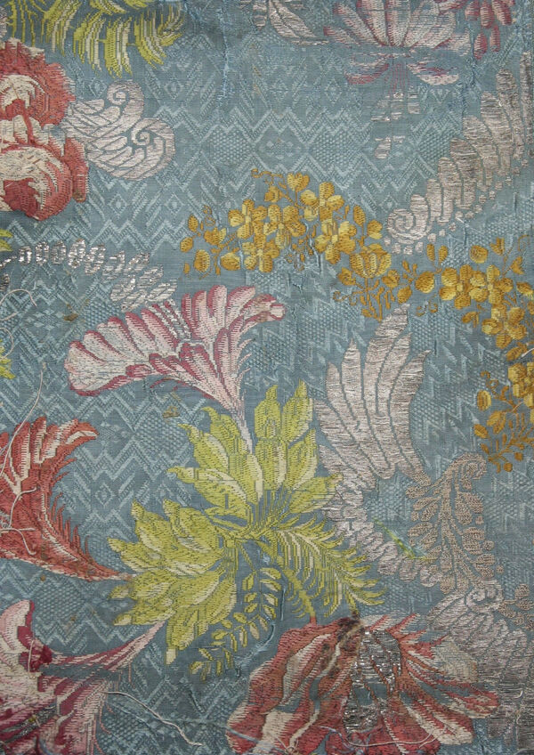 Seidentextilfragment mit floralen Silbermotiven, gelben Streublumen und farbigen Blatt- und Blütenmotiven, Frankreich 1720-1750