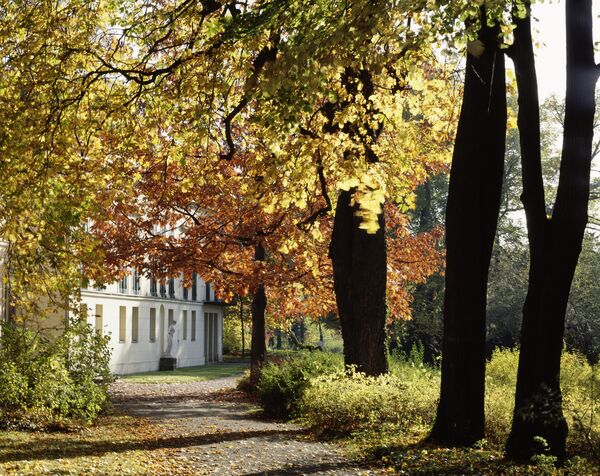 Blick vom Park Glienicke auf das Schloss im Herbst