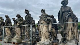 Hautnah: Auf Augen­höhe mit den kolossalen Sandstein­skulpturen des Neuen Palais