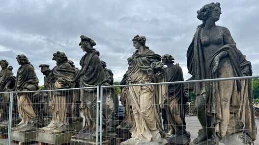 Auf Augenhöhe mit den kolossalen Sandsteinskulpturen des Neuen Palais © SPSG Auf Augenhöhe mit den kolossalen Sandsteinskulpturen des Neuen Palais