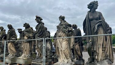 Hautnah: Auf Augen­höhe mit den kolossalen Sandstein­skulpturen des Neuen Palais