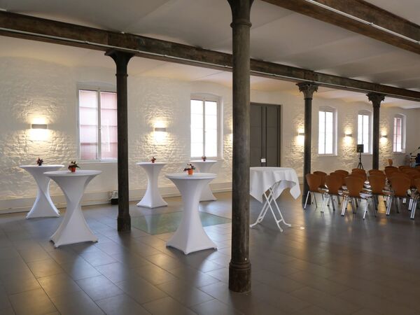 Schloss Glienicke – Kavalierflügel mit Reihenbestuhlung und Stehtischen © SPSG