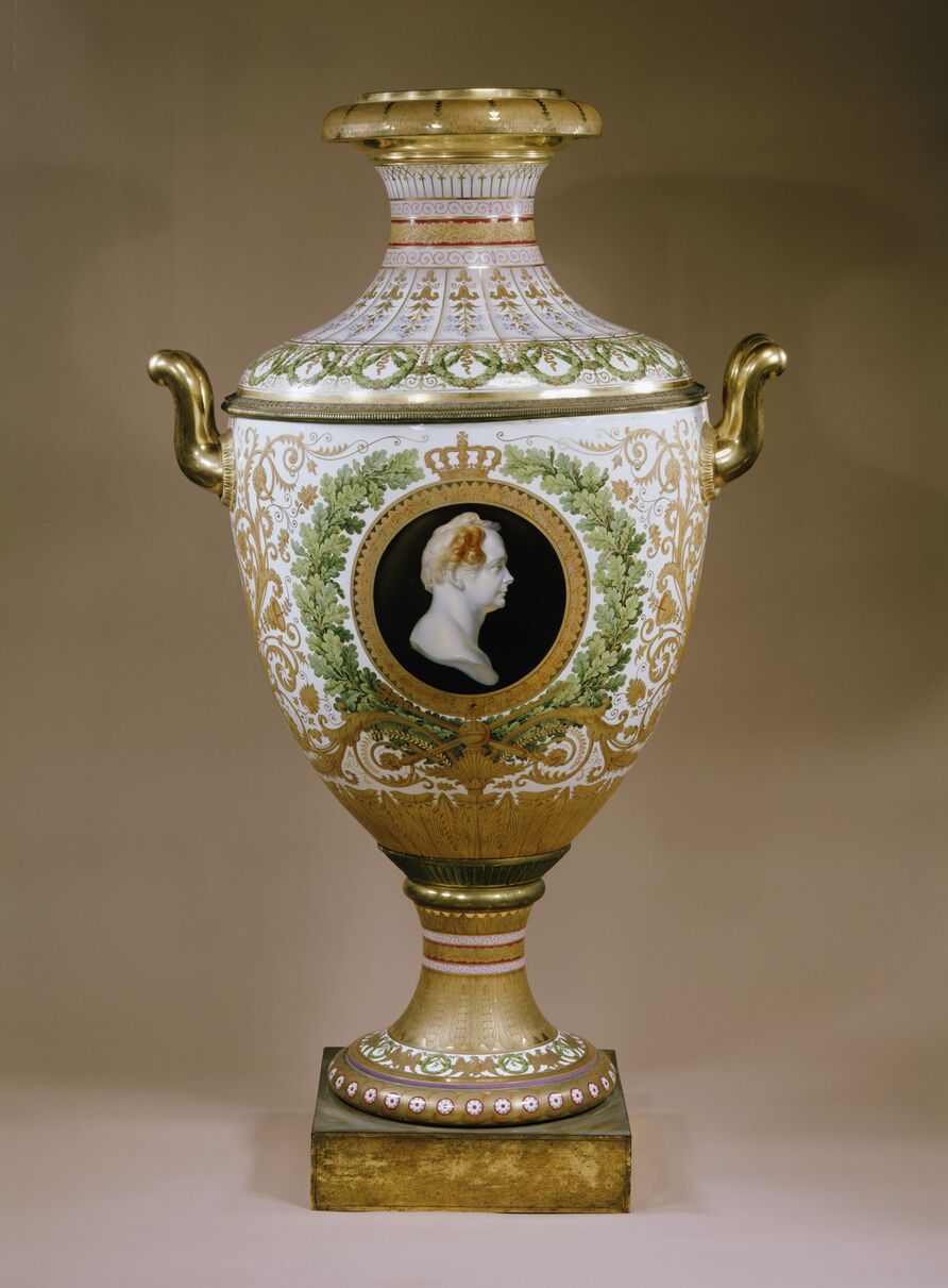 Vase (Modell: Münchner Sorte No 3) mit Darstellung der Huldigung der Stände anlässlich des Regierungsantritts Friedrich Wilhelms IV. (Rückseite) und Porträt Friedrich Wilhelms IV. in Cameo-Malerei (Vasenansicht im Foto), KPM Berlin 1841