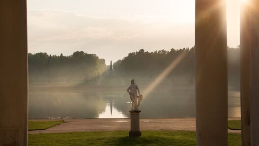 Blich vorbei an Apollon über den See zum Obelisken
