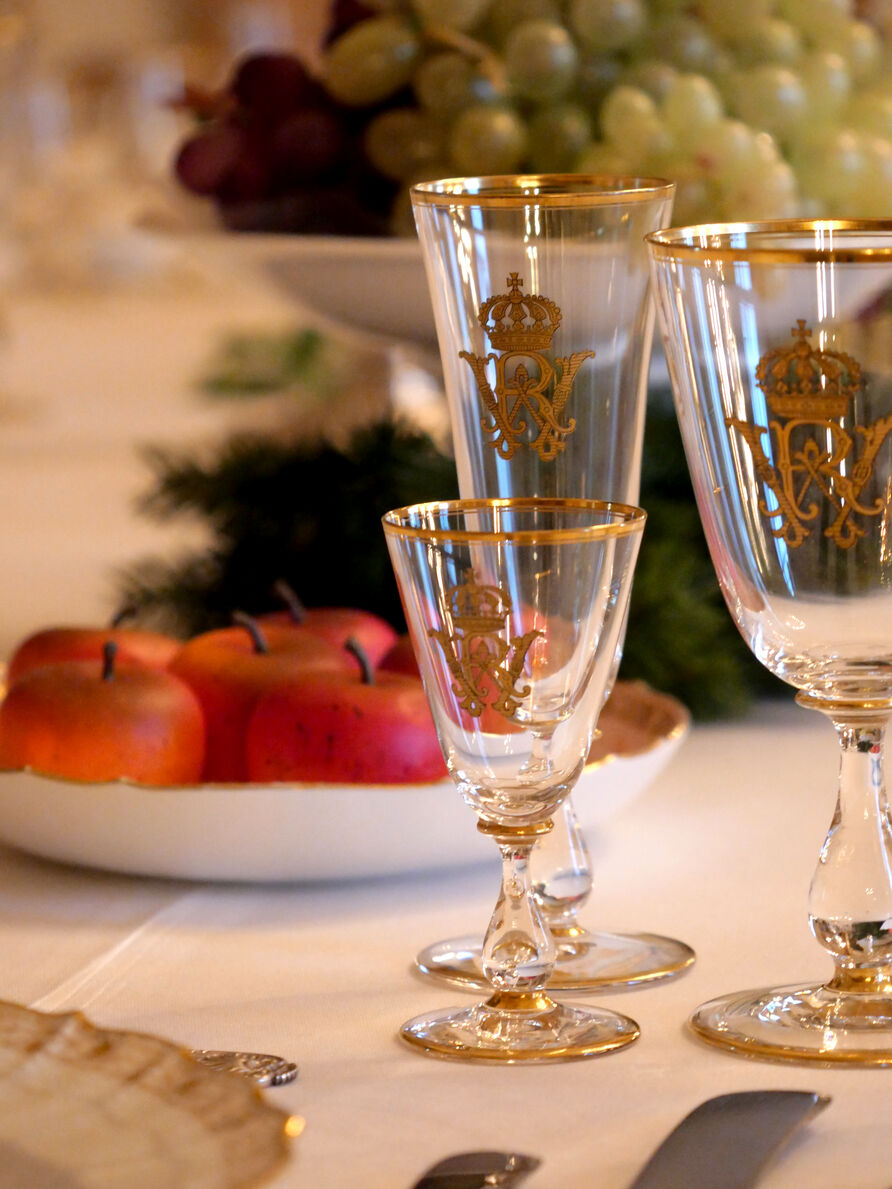 Gläser, entsprechend der Menüfolge angeordnet