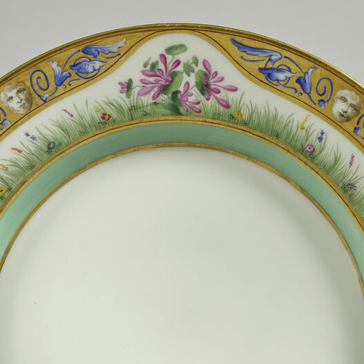 Königliche Porzellanmanufaktur Berlin: Teller (flach) aus dem Service Friedrich Wilhelms II. mit fleurs en terrasse und Groteskenköpfen