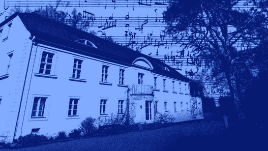 Die Bühne ruft! © Ars Sacrow e.V. Schloss Sacrow in Potsdam in parkartiger Landschaft, im Hintergrund ein blau eingefärbtes Notenblatt; das gesamte Bild ist blau eingefärbt