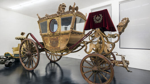 Schlossremise Paretz, Dauerausstellung „Kutschen, Schlitten und Sänften aus dem preußischen Königshaus“, Blick auf eine Kronkutsche, Staatswagen König Friedrich Wilhelm II. von Preußen, 1789