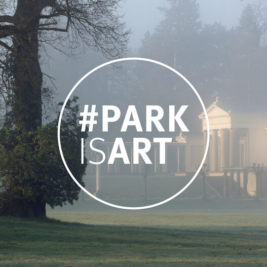 Herbst im Park Sanssouci, Blick auf Schloss Charlottenhof im Nebel