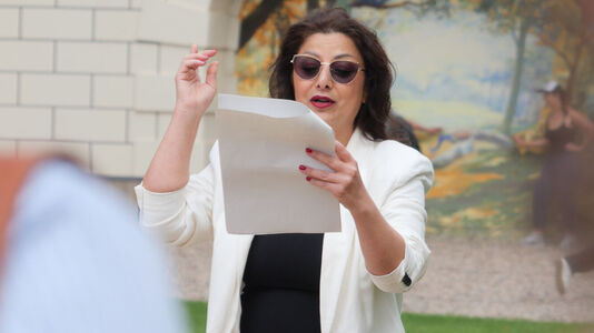 Rabab Haidar liest ihren Text „Aufwirbeln“
