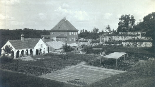 Gärtnerei der Simonschen Anlagen mit Verwalterhaus („Goethehaus“), nach 1924 © Archiv des Heimatvereins „Schweizerhaus Seelow“ e. V. Gärtnerei der Simonschen Anlagen mit Verwalterhaus („Goethehaus“), nach 1924