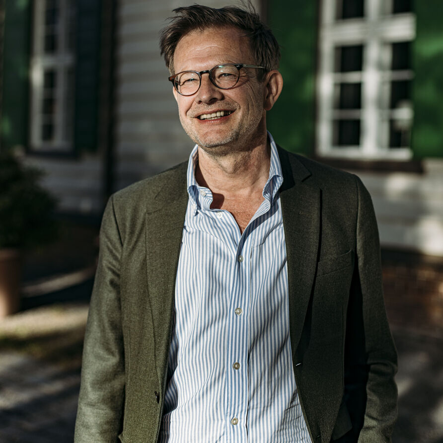 Florian Illies vor dem Fährhaus auf der Pfaueninsel