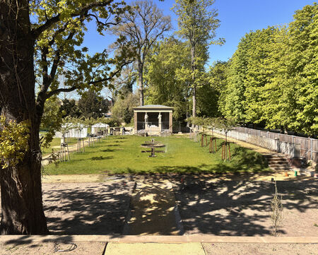 Villa Liegnitz, Blick in den Garten nach Westen auf das Stibadium