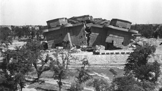 Gesprengter Bunker im Volkspark Friedrichshain, 1949. Foto: Otto Donath. © Bundesarchiv, Bild 183-M1203-316 / CC-BY-SA 3.0. Gesprengter Bunker im Volkspark Friedrichshain. Foto: Otto Donath, 1949