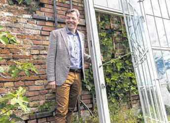 Weinberg-Botschafter Hartmut Dorgerloh vor der rekonstruierten Musterachse der Talutmauer