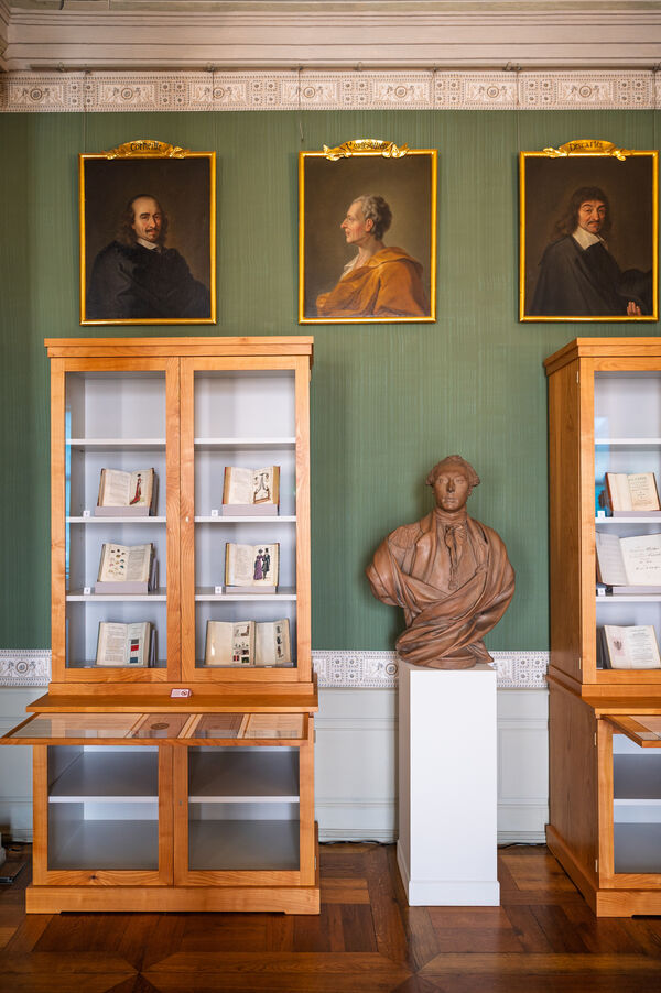 Ausstellungsansicht im Bibliothekszimmer des Prinzen Heinrich