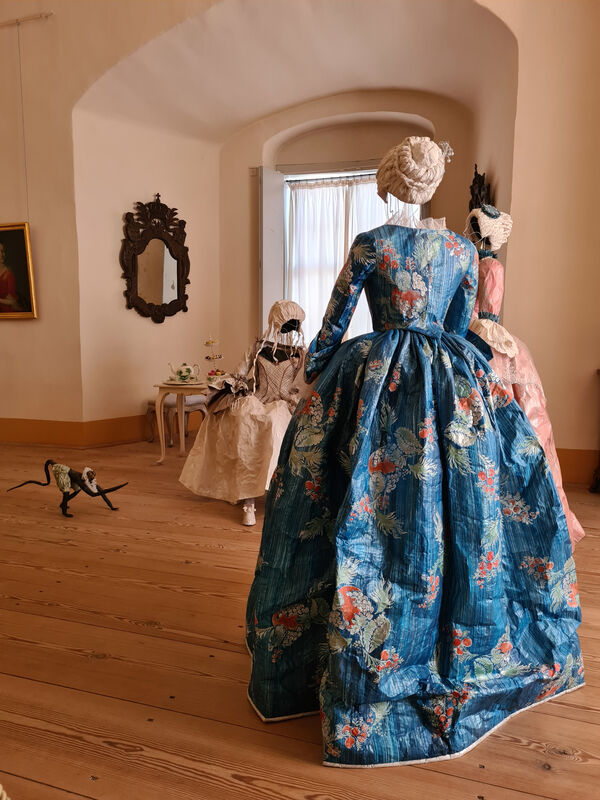 Papierfigurinen von Isabelle de Borchgrave im Schloss Königs Wusterhausen