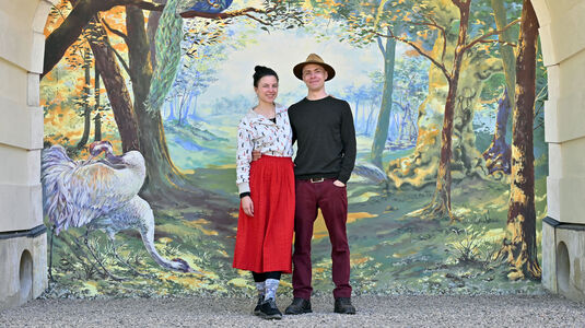 Street-Art-Duo VIDEO.SCKRE (Julia Heinisch und Frederic Sontag) vor dem Wandbild am Schloss auf der Pfaueninsel