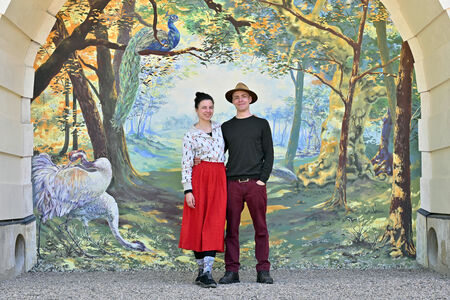 Street-Art-Duo VIDEO.SCKRE (Julia Heinisch und Frederic Sontag) vor dem Wandbild am Schloss auf der Pfaueninsel