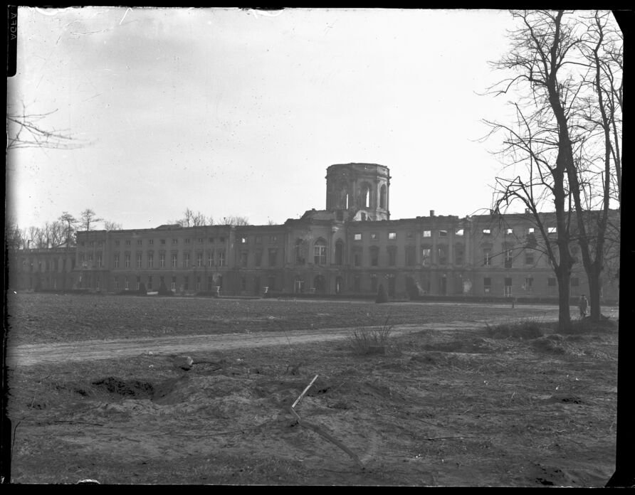 Ruine Schloss Charlottenburg, Ansicht von der Parkseite, April 1949