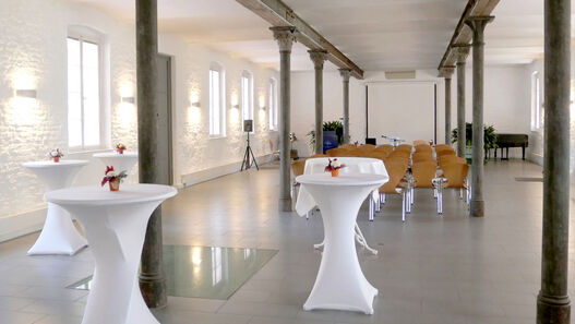 Schloss Glienicke – Kavalierflügel mit Stehtischen und Reihenbestuhlung © SPSG