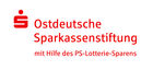 Logo: Ostdeutsche Sparkassenstiftung mit Hilfe des PS-Lotterie-Sparens Logo: Ostdeutsche Sparkassenstiftung mit Hilfe des PS-Lotterie-Sparens
