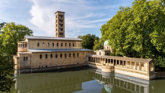 Friedenskirche mit Friedensteich im Marylgarten ©SPSG/Reinhardt & Sommer Blick über den Friedensteich auf die Rückseite der Friedenskirche im Marylgarten