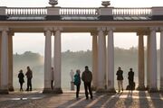 Schloss Rheinsberg – Menschen in den Arkaden