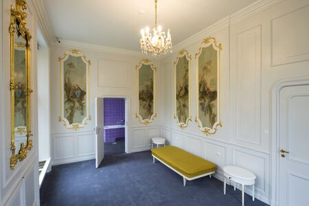 Schloss Schönhausen, Damenschlafzimmer im Gästequartier mit Blick in das Bad
