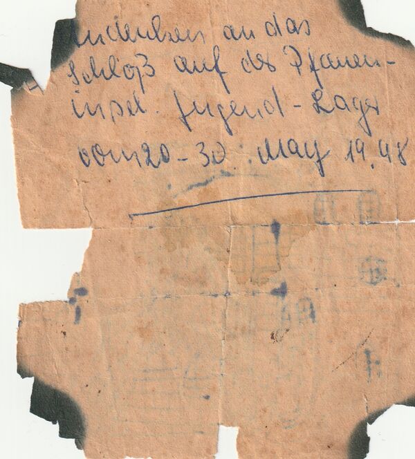 Vergilbter Zettel mit der handgeschriebenen Notiz „Andenken an das Schloß auf der Pfaueninsel, Jugend-Lager vom 20 - 30 May 1948“ (Rückseite einer Zeichnung des Pfaueninselschlosses)