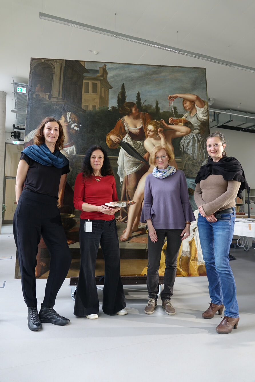Restauratorinnen Nina Beck, Bärbel Jackisch, Kustodin Franziska Windt und Restauratorin Johanna Thierse vor dem Gemälde „Bathseba im Bade“