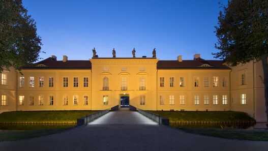 Stadtseitige Ansicht von Schloss Rheinsberg in der Abenddämmerung © SPSG / Leo Seidel Stadtseitige Ansicht von Schloss Rheinsberg in der Abenddämmerung