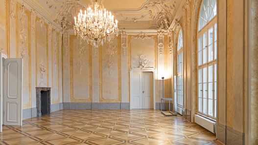Festsaal im Schloss Schönhausen © SPSG / Hans Christian Krass Blick in einen mit Stuck verzierten Saal mit Kronleuchter im Schloss Schönhausen