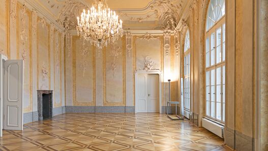Festsaal im Schloss Schönhausen © SPSG / Hans Christian Krass Blick in einen mit Stuck verzierten Saal mit Kronleuchter im Schloss Schönhausen