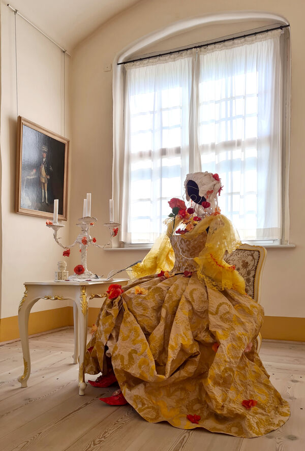 Papierfigurinen von Isabelle de Borchgrave im Schloss Königs Wusterhausen