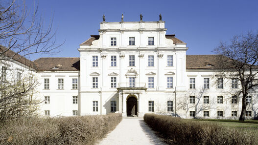 Schloss Oranienburg, 1991/92 © SPSG / Manfred Hamm Schloss Oranienburg, Ansicht von Süden, Blick auf Corps de Logis, 1991/92