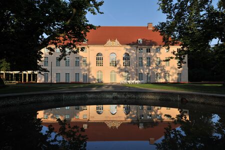 Blick auf das Schloss Schönhausen mit Wasserbecken im Vordergrund