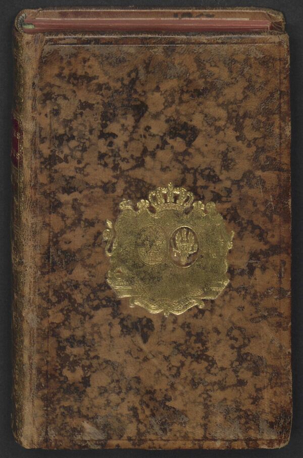 Supralibros der Königin Luise Ulrike von Schweden, geb. Prinzessin von Preußen, auf dem Vorderdeckel von: Florent Carton Dancourt: Le Port De Mer, La Haye 1748, aus der Bibliothek der Prinzessin Sofia Albertina