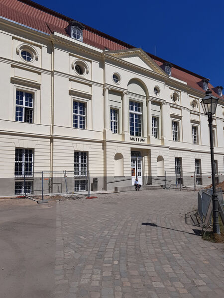 Markante Farbgebung: der Theaterbau des Schlosses Charlottenburg.