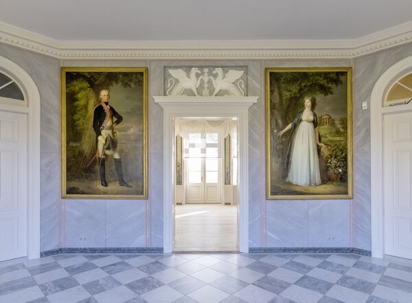 Vestibül mit Porträtgemälden