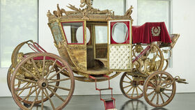 Goldene Wagen und stolze Pferde