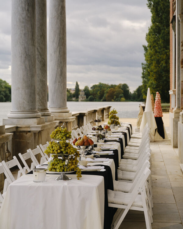 Gedeckte Tafel auf der Terrasse des Marmorpalais
