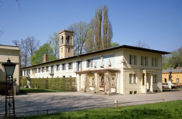 Schloss Glienicke – Kavalierflügel, Außenansicht