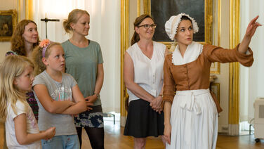 Ganz zu Ihren Diensten. Schlossgeschichten mit der Kammerzofe Sophie