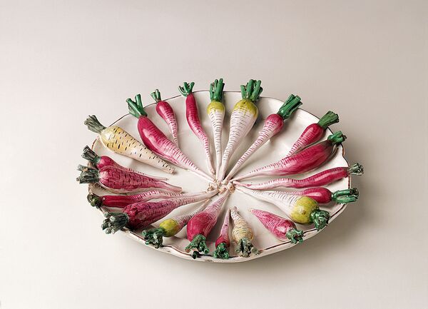 Manufaktur Paul Hannong, Straßburg, Schaugericht in Form eines Tellers mit geputzten, roten und weißen Rettichen, zwischen 1754–1762, Fayence © Museen der Stadt Bamberg, Sammlung Ludwig Manufaktur Paul Hannong, Straßburg, Schaugericht in Form eines Tellers mit geputzten, roten und weißen Rettichen, zwischen 1754–1762, Fayence