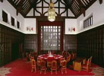 Blick in den dunklen Konferenzsaal im Schloss Cecilienhof 