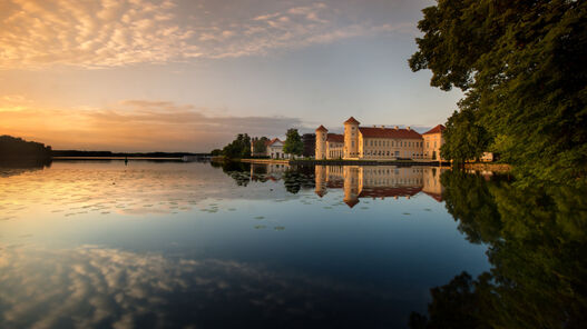 Grienericksee mit Schloss Rheinsberg © SPSG / Leo Seidel Blick über den Grienericksee auf das Schloss Rheinsberg