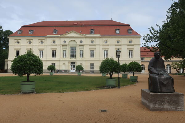 Schloss Charlottenburg, Schlossumgebung nach der Sanierung, Blick auf den Theaterbau