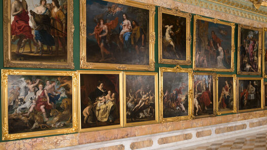 Bildergalerie von Sanssouci, Blick in den Innenraum der Bildergalerie, die Bilder sind „barock“ (dicht an dicht) gehangen. Der Raum hat eine flach gewölbte Decke