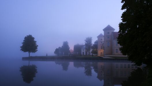 Schloss Rheinsberg in der Dämmerung, Blick übers Wasser